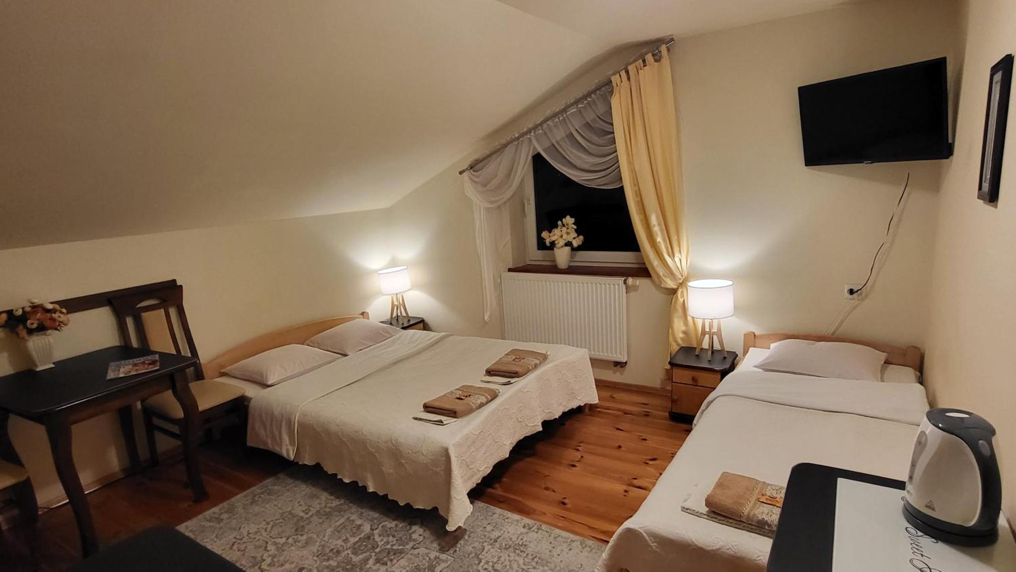 Aven'A Pokoje Goscinne Z Basenem Ujście-Darłowskie Exterior photo