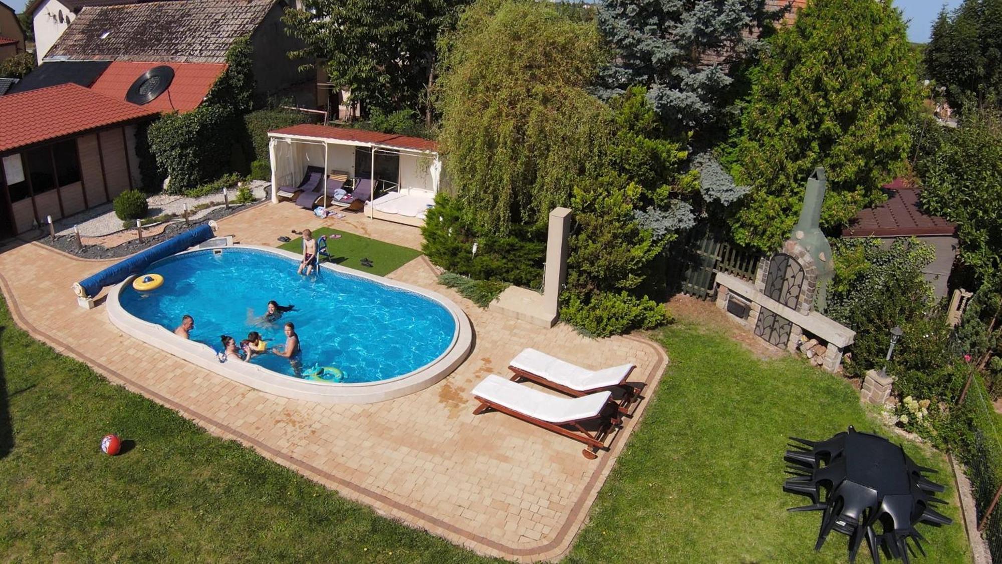 Aven'A Pokoje Goscinne Z Basenem Ujście-Darłowskie Exterior photo